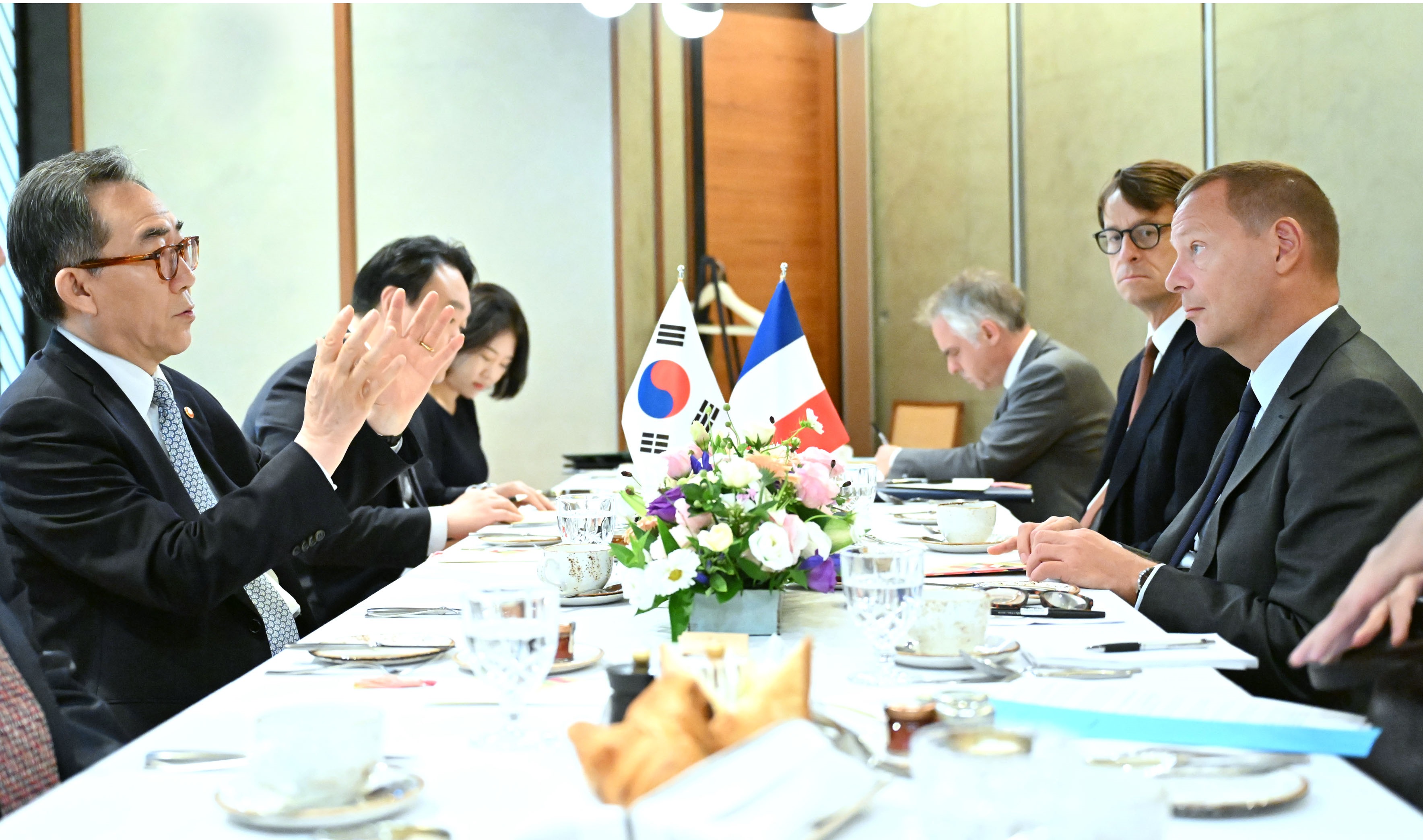 Rencontre entre le ministre des Affaires étrangères, Cho Tae-yul, et Emmanuel Bonne, conseiller diplomatique du Président français, lors d'un petit-déjeuner